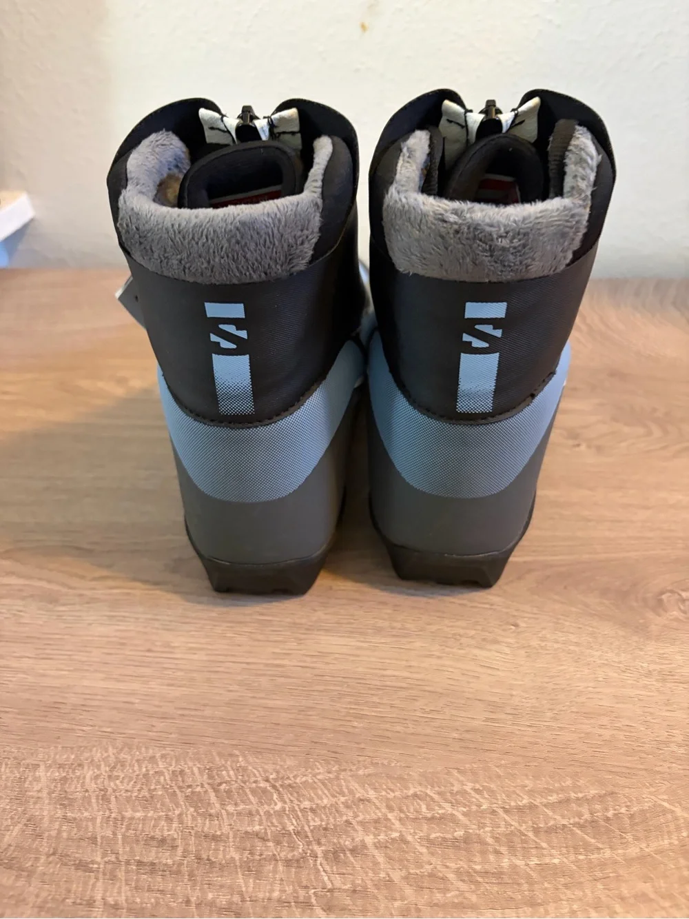 Salomon zip front